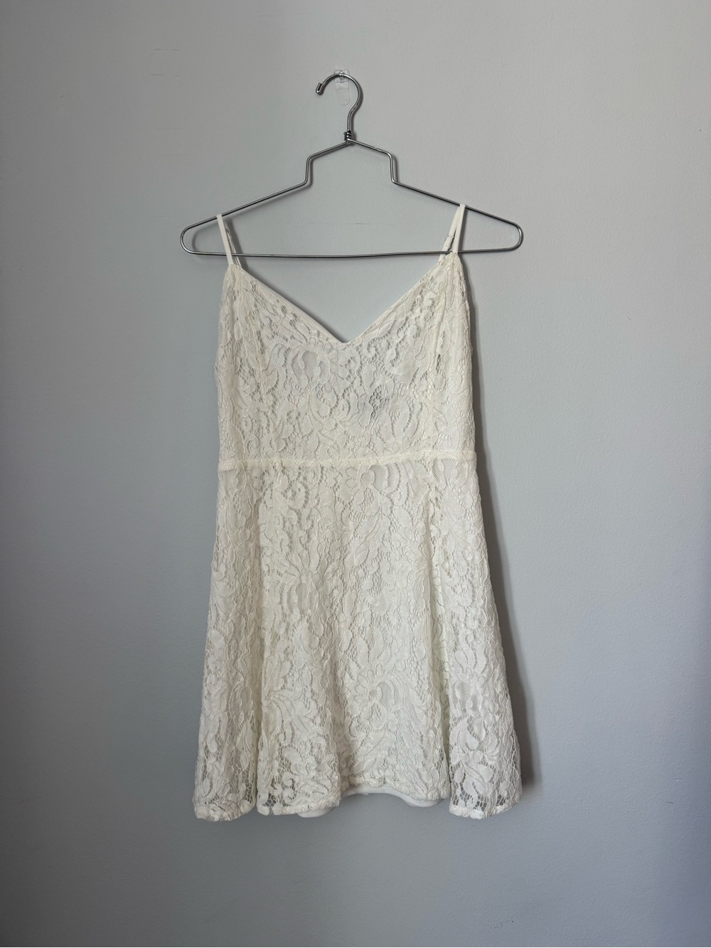 Lulu’s white lace dress